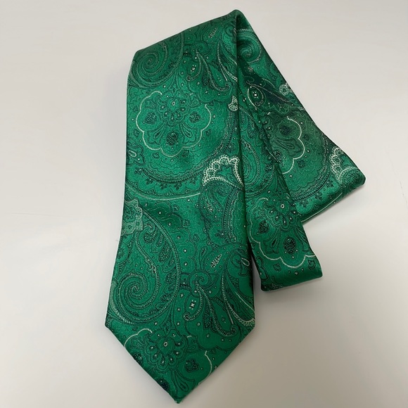 IZOD 100% Silk Green Floral Paisley Necktie - Picture 2 of 5